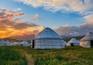 Prachtig uitzicht op een luxe camping tent in Nederland, ideaal voor een verrassend goedkope vakantie
