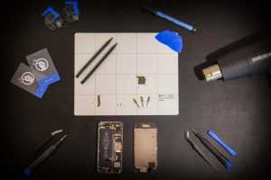Home Ben Telecom winkel met specialist die iPhone reparatie aan verschillende onderdelen uitvoert in Noordwijk