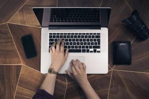 Home Laptop met notities over hulp bij het schrijven van je scriptie voor studenten met vragen