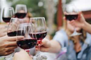 Home Glas rode wijn met bekendste Italiaanse wijnen zoals Barolo en Nero d'Avola