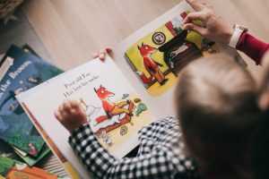 Home Kind voelt zich blij en trots bij het ontvangen van een cadeau als beloning voor het behalen van een diploma