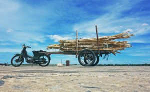 Home Moderne motortrailer met geavanceerde veersystemen voor veilig transport van motoren