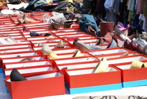 Rommelmarkt Maastricht met vintage items, antieke meubels en kraampjes vol unieke schatten voor bezoekers