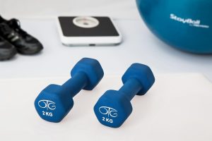 Home Fysiotherapeut begeleidt patiënt bij gericht bewegen voor klachtenherstel en mobiliteitsverbetering