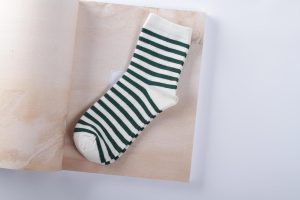 Collectie van ideale sokken voor elke gelegenheid in verschillende kleuren, patronen en duurzame materialen zoals bamboe en b