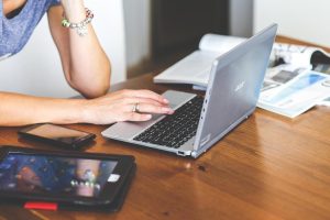 Home Chiropractor in Veenendaal behandelt tech neck en houdingsproblemen veroorzaakt door schermtijd
