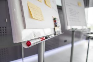 Home Transparante kunststof plaat als afscherming in industriële omgeving voor veiligheid bij projectmatig werken