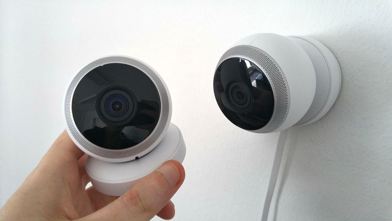 Cameratoezicht in een appartementencomplex met beveiligingscamera's in de entreehal en gemeenschappelijke ruimtes